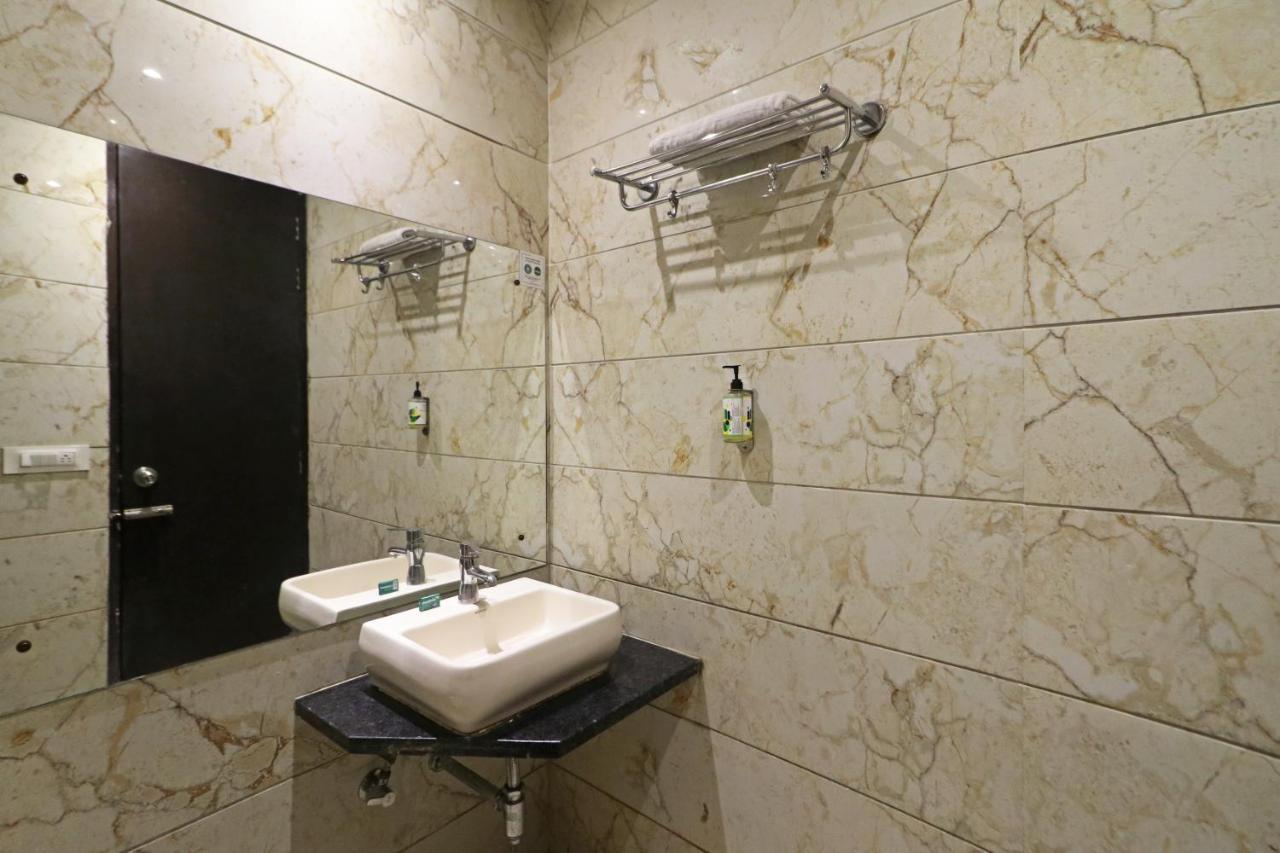 Hotel Paragon Suites Yeni Delhi Dış mekan fotoğraf